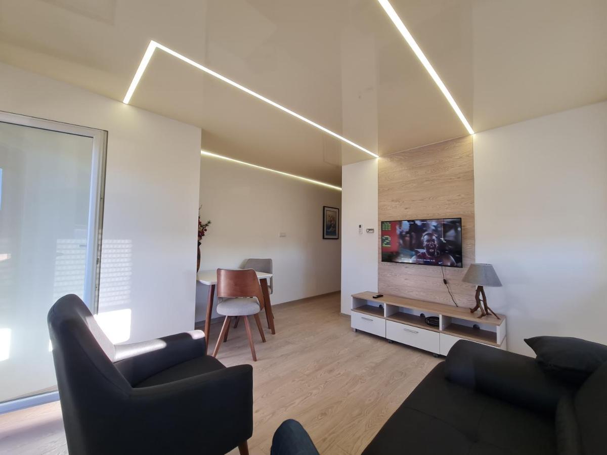 Airport Molko Apartments Surcin ภายนอก รูปภาพ