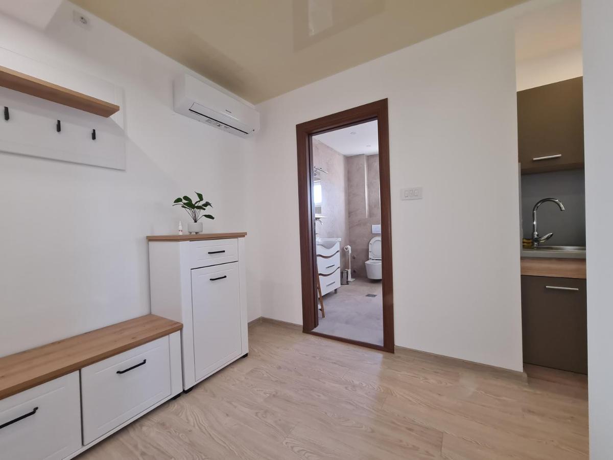 Airport Molko Apartments Surcin ภายนอก รูปภาพ