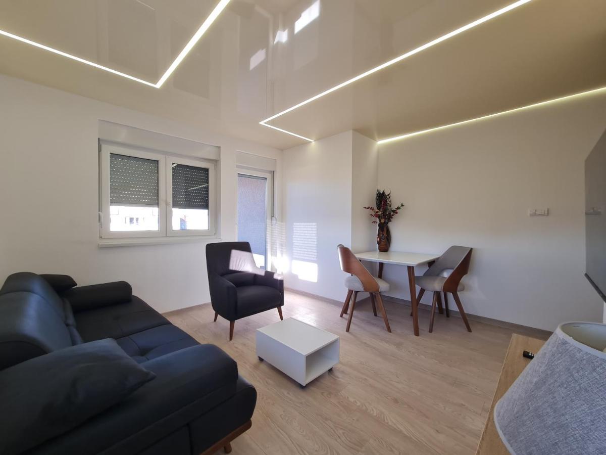 Airport Molko Apartments Surcin ภายนอก รูปภาพ