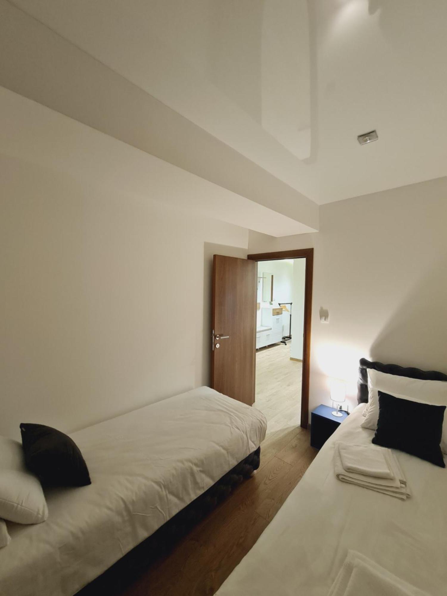 Airport Molko Apartments Surcin ภายนอก รูปภาพ